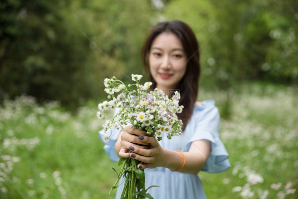 Jiao Yi looked straight at Qin Chuxue's eyes full of jealousy and wondered whether Qin Chuxue really went to Lanjie to find those dirty dead ducks. If there was such a thing, Lanjie should be cleaned up.